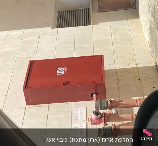 ארון כיבוי אש אדום עם צינורות חיבורים
